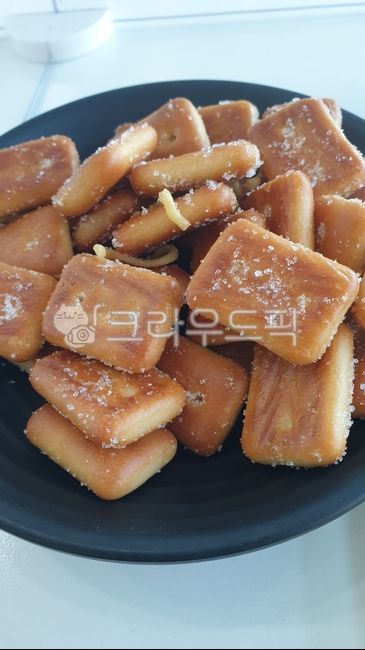 Fried biscuits,snack,hardtack,plate,menu