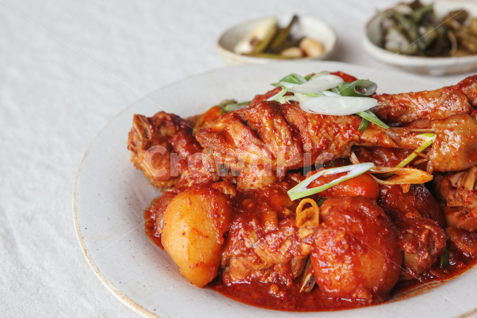 한식,한국요리,한국음식,닭도리탕,닭볶음탕,조림,테이블,식탁,음식,조리,저녁,식사,음식,식재료,요리,food,cook,meal,dishes,food reserves,한식,한국음식,한국요리,korean food,korean dishes,korean meal,korean cook