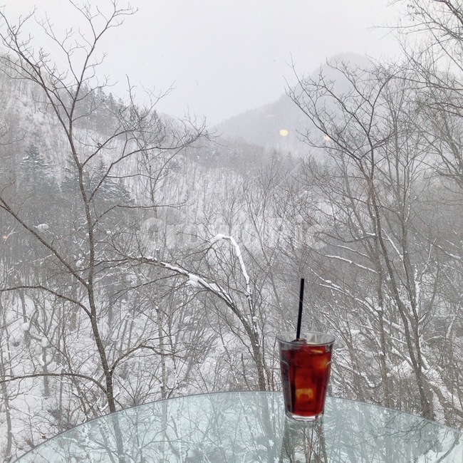 아메리카노,겨울풍경,눈쌓인,겨울카페,아이스아메리카노,겨울산,겨울나무