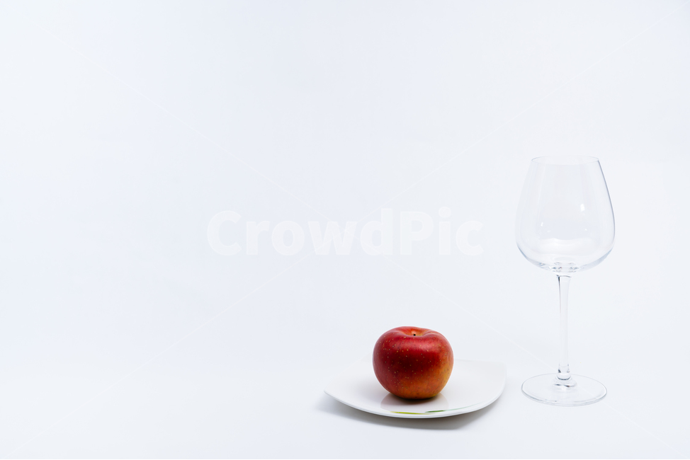 접시,그릇,도자기,와인잔,유리잔,투명한,배경,하얀색,식재료,다이어트,건강한,칼로리,식단,안주,차가운,딱딱한,쥬스,항산화,정돈된,농사,깨끗한,수분,정물,스튜디오,접사,음식,비타민,반찬,과수원,사과,빨간색,과일,음식,식재료,요리,food,cook,meal,dishes,food reserves,과일,열매,fruit