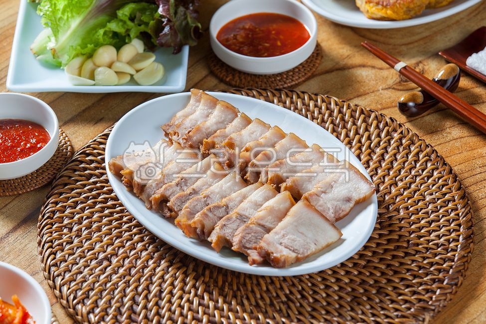 tray,Pork belly,Rattan,seasoning sauce,Bossam,sauce,pig,bamboo tray,bamboo stand,plate holder,Makgeolli snack,delicacy,Folk pub,Soju snacks,Bossam Boiled Pork,Boiled pork neck,Pork cold meat,neck meat,traditional cuisine,snack,plate,wooden chopsticks,pork