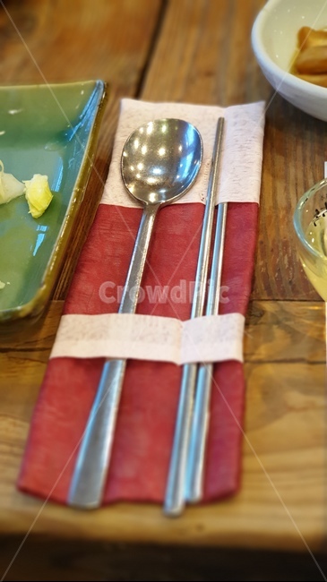 숟가락,젓가락,수저,수저세트,테이블,한식,정갈함,비단