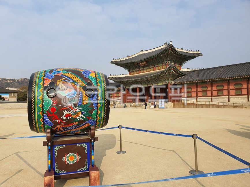 Gyeongbokgung Palace,Gwanghwamun,royal guard,changing of guard ceremony,drum,architecture,building,building