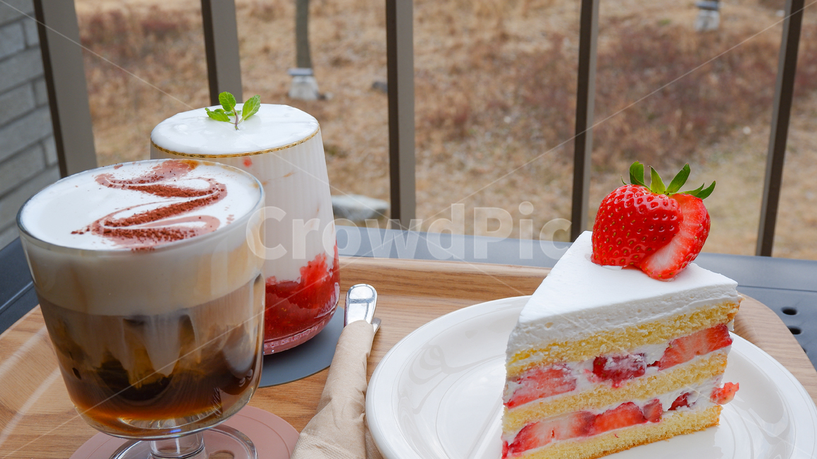커피,딸기라떼,딸기디저트,딸기케이크,봄디저트,디저트,간식,후식,dessert,snack