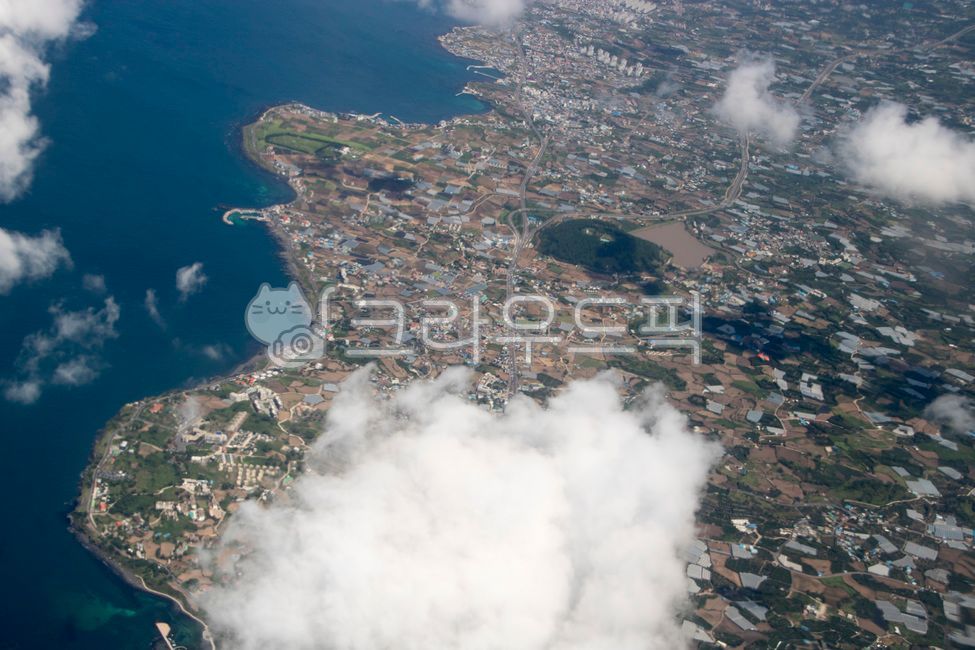 항공사진,비행기,하늘,구름,지구,대륙,교통,땅,바다,sky,airplane,airview,field,clouds,건물,자연