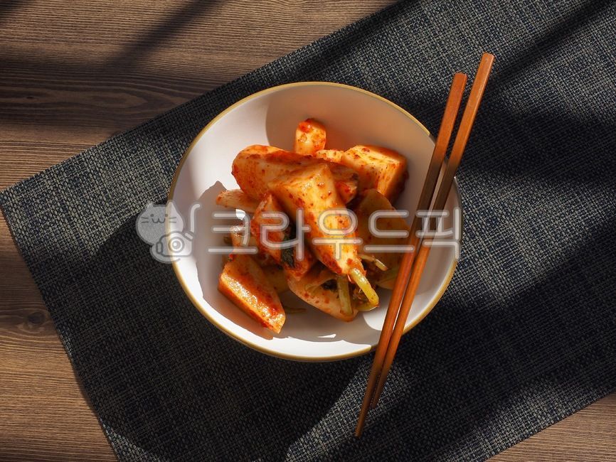 한식,무,김치,무김치,알타리김치,반찬,한국음식,아시아음식,전통음식,한국전통음식,배경,매운음식,발효음식,웰빙,웰빙음식,음식문화,한국음식문화,빨간색,식물,음식,김장,radish,kimchi,radishkimchi,altarikimchi,sidedish,koreanfood,asianfood,traditionalfood,koreantraditionalfood,background,spicyfood,fermentedfood,wellbeing,wellbeingfood,foodculture,koreanfoodculture,red,plant,food,kimjang