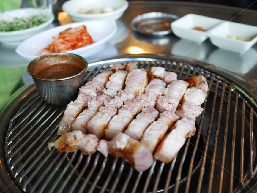 삼겹살구이,삼겹살,육류,바베큐,구이,고기요리,아웃포커스,한식,음식,요리,식사,실내,클로즈업,food,그릴,숯불