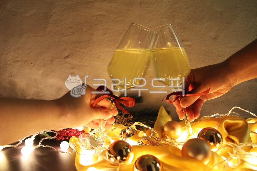 크리스마스,파티,연말,카피공간,배경,와인잔,오너먼트,골드,심플,벽,리본,빨간색,빨강,레드,톤앤톤,glass,유리,공,잔,와인파티,초대,wineglass,와인잔,와인,전구,조명,샴페인,알전구,빛,반짝이는,lighting,어두운,어둠,손,hand,사람,finger,손가락,person,신체부위,cheers,축배,축하,건배,메리크리스마스,성탄절,merry christmas