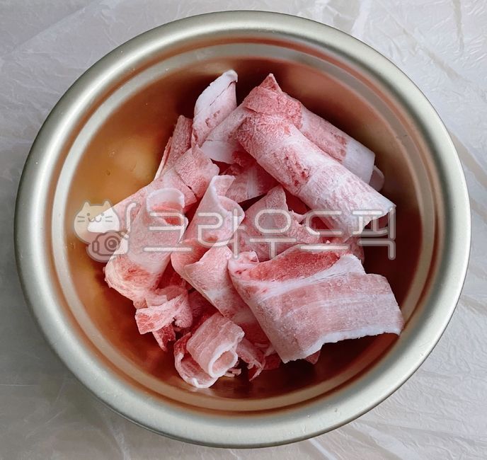 대패삼겹살,대패삼겹,냉동대패삼겹살,냉삼겹살,냉삼겹,냉동돼지고기,냉동,돼지고기,돼지,고기,육류,생고기,양푼이,양푼냄비,삼겹살,양푼이냄비,냄비,음식,식재료,pork,meat,cook,food,음식,식재료,요리,food,cook,meal,dishes,food reserves,육류,고기,meat