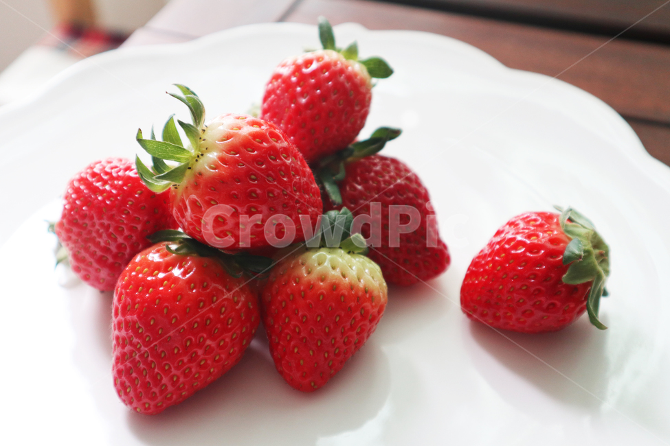 딸기,과일,strawberry,fruit,food,빨강,식물,씨앗,잎,음식,베리류,접사,클로즈업,제철과일,비타민,건강,다이어트,항산화제,건강한식생활,녹색,날것,달콤한음식,유기농,잘익은,열매,식재료,디저트,딸기철,쌍떡잎식물,간식,신선함,맛있는,봄,접시,고화질,과일,열매,fruit