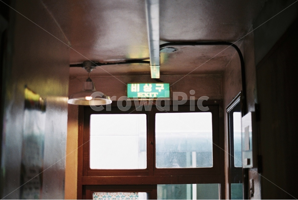 비상구,exit,복도,출구,문,탈출,감성,sensible,feeling,인테리어,실내디자인,interior design