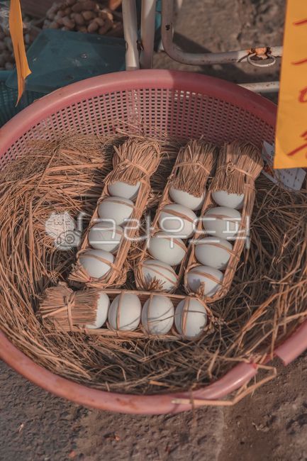 egg,rice straw,duck egg,traditional food,traditional eggs