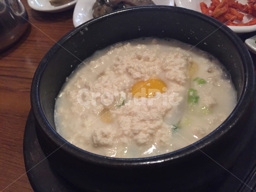 순두부찌개,계란,노른자,계란노른자,순두부,뚝배기,흰순두부,하얀순두부,찌개,한식,한국음식,음식,food