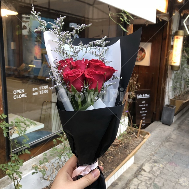 고백,사랑,프로포즈,장미,꽃,flower,rose,꽃다발,love,couple,propose,애인,연인,남자친구,여자친구,마음,생일,생일선물,깜짝선물,gift,행복,설레임,따듯함,꽃,flower,기념일,축하,anniversary,congratulation,celebrate,celebration