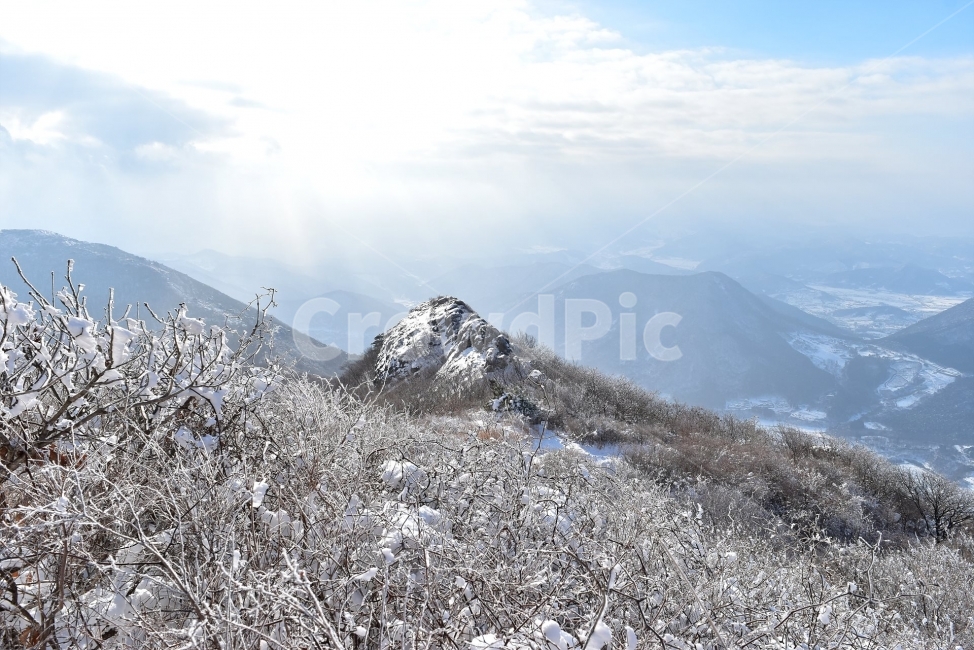 무등산,국립공원,풍경,힐링,산행,설경,상고대,서리꽃,서석대,입석대,안양산,백마능선,장불재,증심사,중봉,중머리재,천왕봉,지왕봉,Korea,National,Park,눈풍경,등산,주상절리,판타스틱,겨울왕국,겨울,지질공원,인왕봉,천지인,설국,2018년,1월,눈꽃,파란하늘,트레킹,winter,landscape,감성,아름다운,황홀한,장관,비경,선경,최고,사진,겨울,계절,winter,season,자연,풍경,nature,landscape,한국자연풍경,한국자연경관,korea nature landscape,mountain,산,outdoors,옥외,mountain range,산맥,ice,얼음