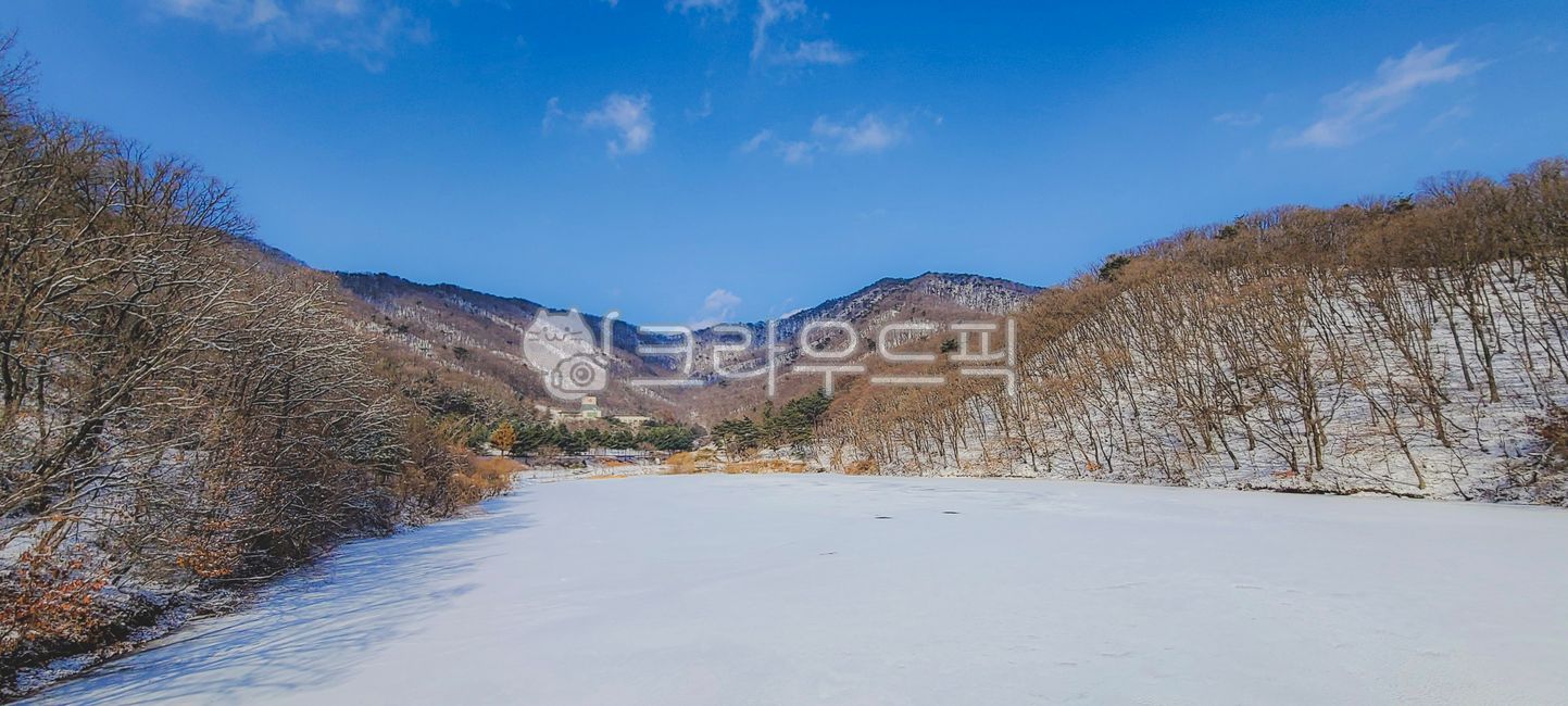 Majang Lake,Majangji,Majang Reservoir,Majang Lake,Lakeside Road,Trail,Tracking,Lake,Snow Scenery,Winter Lake,Ice Lake,Snow Mountain,Winter Mountain,Snow-covered Mountain,Frozen Lake