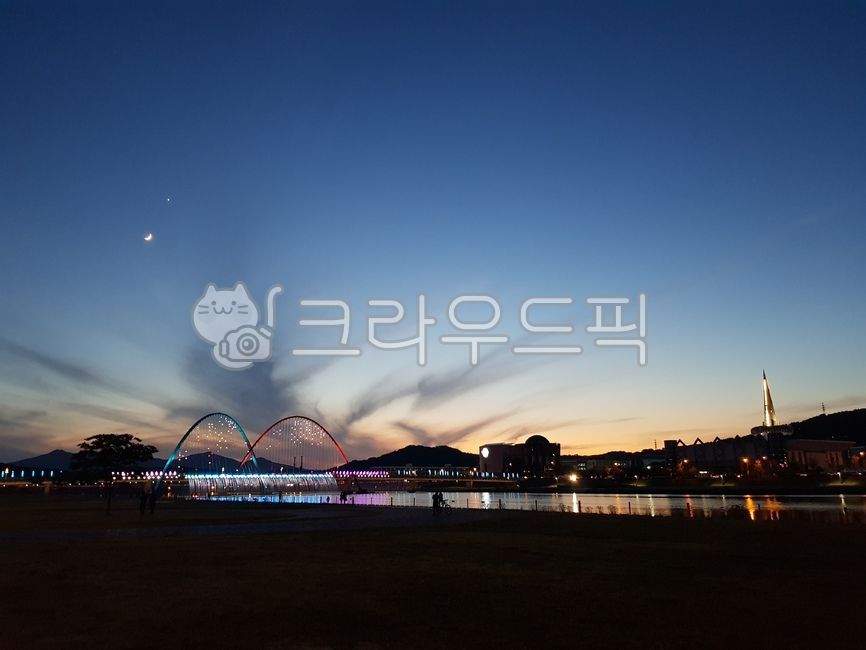 건물,건축물,한빛탑,대전,엑스포,하늘,야경,다리,빛,조명,밤