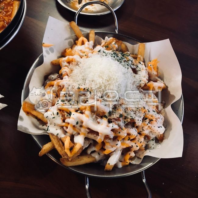 alcohol,Drink snacks,snack,plate,Cheese Potato,Midnight Snack,food,cheese,French fries,French Fries,beer