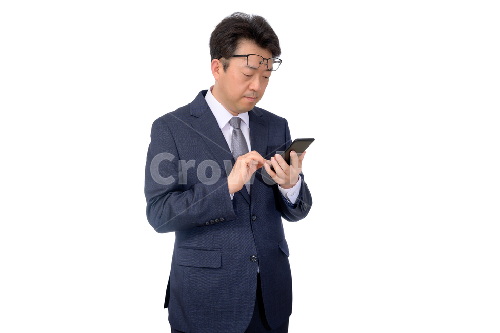 비즈니스맨,1명,1인,한국인,중국인,일본인,아시아인,남자,중년,중장년,4050세,비즈니스,사업가,사업,하얀배경,웃는,정장,양복,ceo,직장인,상사,표정,정장자켓,수트,사회인,윗사람,사장,회사원,넥타이,40대,50대,노안,근시,난시,시력,스마트폰,핸드폰,전화기,안경,누끼,사람,인물,인간,human,person,남성,남자,man,male
