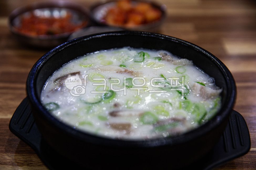 bone broth,traditionalkoreanfood,pork head,green onion,Korean traditional food,Sundaeguk,greenonion,sundaesoup,earthen pot,earthenpot,beefbonebroth,porkheadmeat,sundae