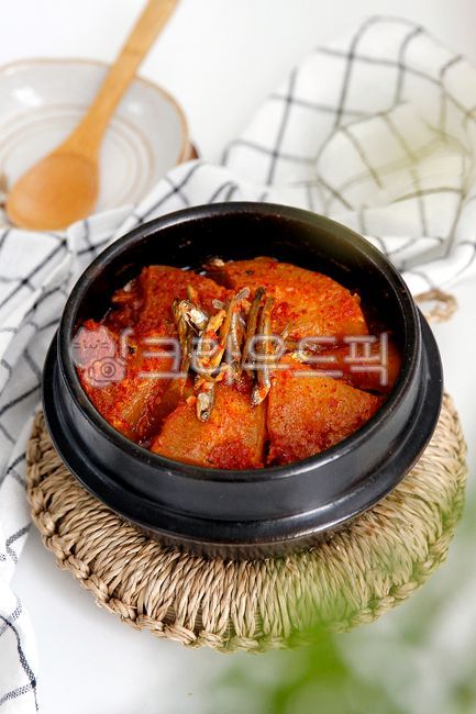 earthen pot,Korean,braised radish,Braised anchovies and radish,cooking,koreafood