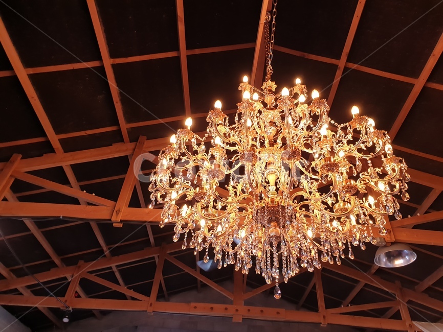 chandelier,샹들리에,lamp,램프,금색,golden,brigt,shiny,화려한,luxury,매달린,앤틱,antique,빛나는