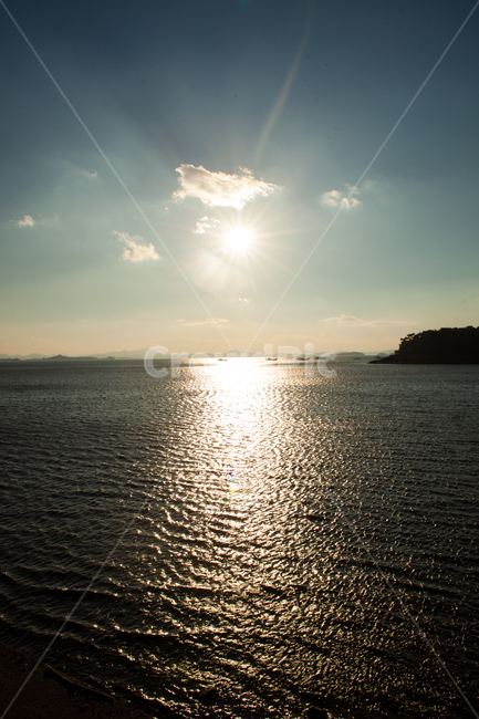 바다,풍경,태양,햇빛,하늘,구름,배,멸치잡이배,항구,sea,nature,landscape,sun,sunlight,sky,cloud,boat,port,자연,풍경,nature,landscape,flare,플레어,light,빛