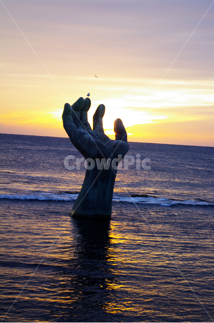 바다,하늘,구름,풍경,해맞이,일출,sunrise,호미곶,상생의손,랜드마크,landmark,랜드마크,landmark,tourist attraction,한국랜드마크,한국관광지,한국명소,korea landmark,korea tourist attraction,조각상,동상,석상,조형물,statue,bronze statue,stone statue