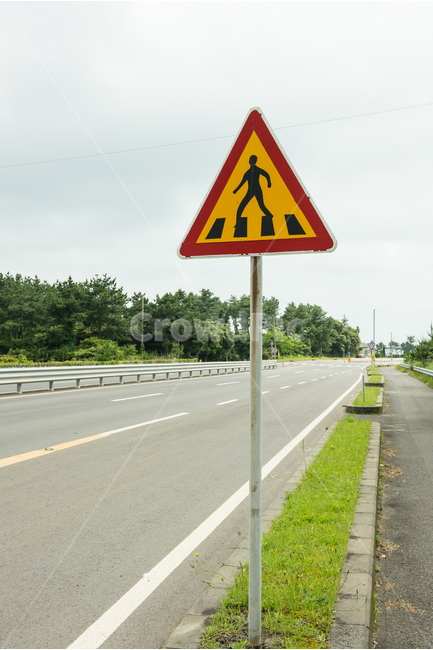 표지판,횡단보도,도로,경고,알림,제주도,한국,sign,crossing,road,도보,차도,주의,교통,교통수단,traffic,transportation