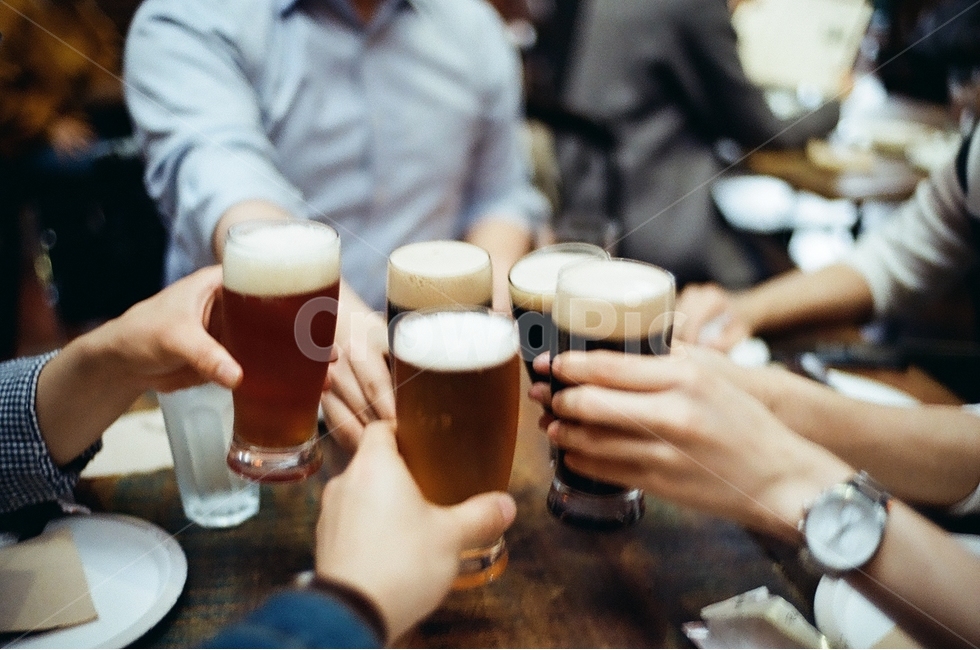 맥주,회식,친구,필름,아날로그,감성,단체,모임,바,펍,건배,뒷풀이,친구,우정,friendship,companion,술,주류,alcohol,비즈니스,사업,business,service,work