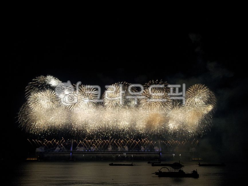 night view,beach night view,Gwangalli,Gwangan Bridge,fireworks,sea,Busan Festival,Busan,Gwangan Bridge Fireworks Festival,Gwangalli Fireworks Festival,bridge