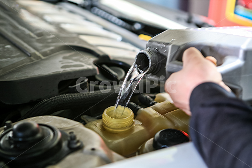 자동차,냉각수교환,오일교환,카센터,자동차서비스센터,정비센터,AS센터,브레이트오일,스티어링오일,스티오링,오일,엔진룸,정비작업,유지보수,교체,교환,보충,소모품,액체,저장탱크,게이지,엔진오일,점검,오일케이지,기계,결함,사고,운행,원인,산업,현장,에서자동차정비,효율성,안정성,외형복원,자동차정비,산업,industry,industrial,교통,교통수단,traffic,transportation
