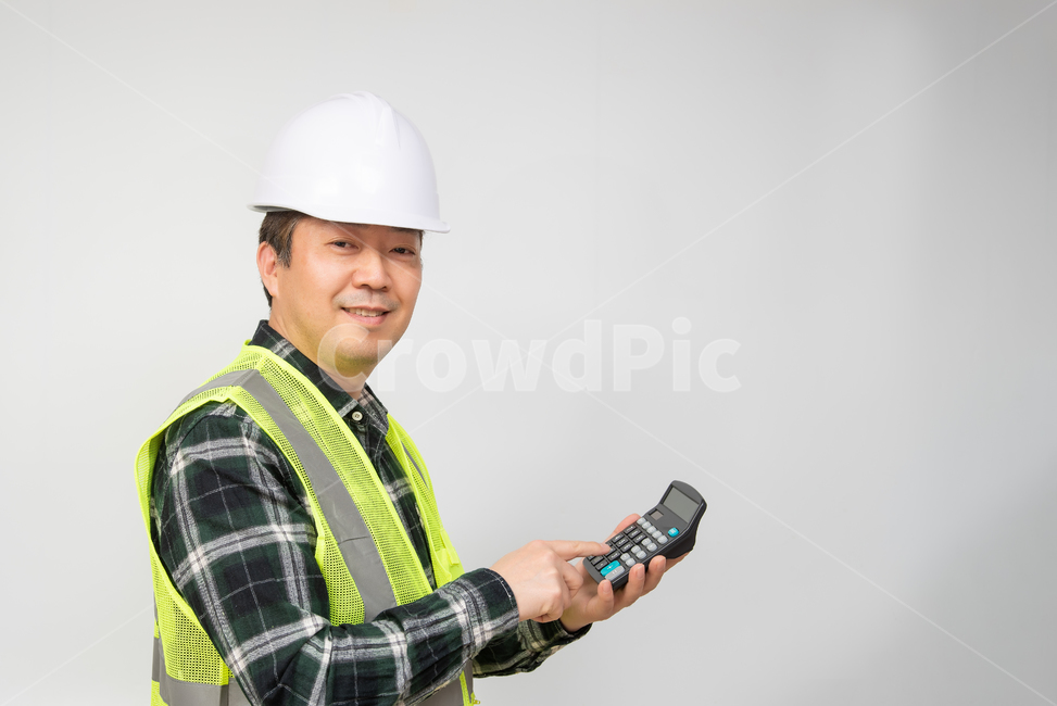 근로자,노동자,노가다,안전모자,안전모,모자,작업복,근무복,안전,산업,1명,남자,남성,한국인,일본인,중국인,아시아인,중장년,40대,50대,건설,건축,인부,일용직,비즈니스,카피스페이스,여백,누끼,흰색배경,하얀배경,실내,정면,상반신,노동,일,아빠,중년,노동환경,개념,컨셉,매니저,관리자,손짓,손동작,계산기,계산,비용,절약,견적,사람,인물,인간,human,person,남성,남자,man,male,산업,industry,industrial