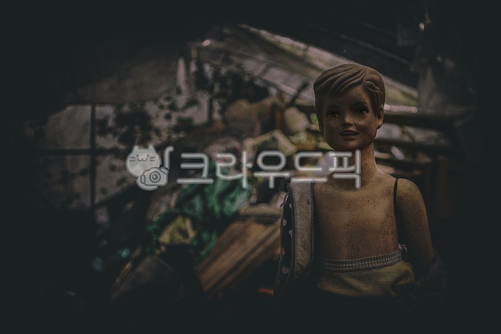 마네킹,음침한,무서운,지저분한,짐더미,쌓이다,scary,frightening,fearful,어린아이마네팅,어린아이,숏컷,스산한,공포,공포,호러,무서운,무서움,horror,terror,fear