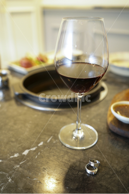 와인,잔,유리,반지,링,ring,컵,glass,alcohol,알코올,wine,drink,음주,beverage,마실것,포도주