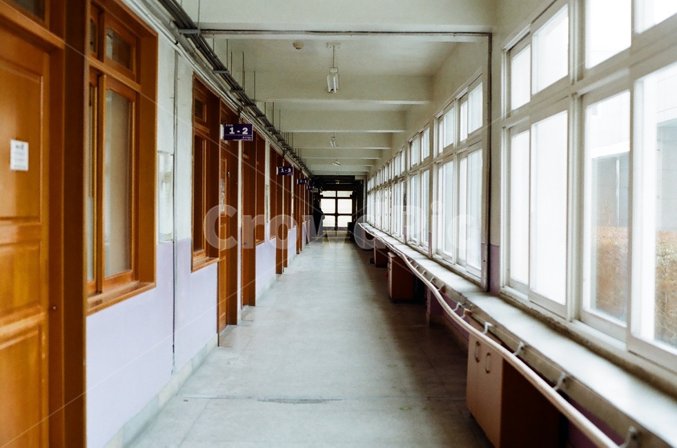 corridor,school,empty hallway,school hallway,silence