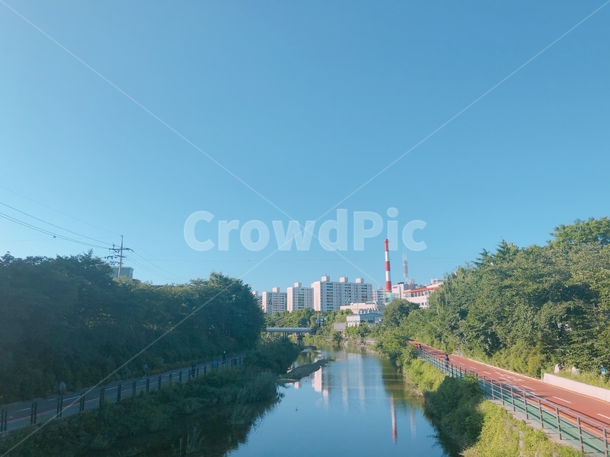 하늘,풍경,맑은하늘,구름,청량,날씨,도시,풍경,city,landscape,outdoors,옥외,ditch,도랑,water,물