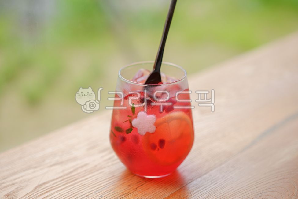 음료,아이스음료,오미자청,오미자에이드,드링크,카페