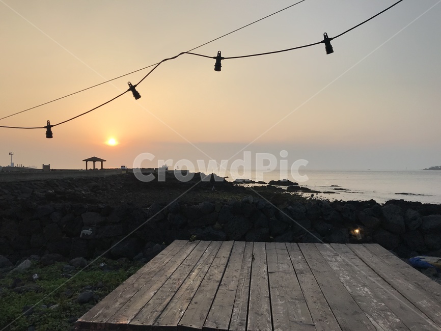 시골마을,금능해수욕장,금능바다,제주도,제주,여름,여행지,관광지,하늘,바다,휴가지,제주도금능,제주도바다,제주금능,제주바다,썰물,해수욕장,모래사장,일몰,초저녁,해질녘,밀물,야외식당,야외,야외카페,정자,해,평상