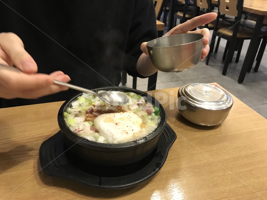 콩나물국밥,국밥,수란,김가루,콩나물,한식,해장국,해장,음식,식재료,요리,food,cook,meal,dishes,food reserves,한식,한국음식,한국요리,korean food,korean dishes,korean meal,korean cook
