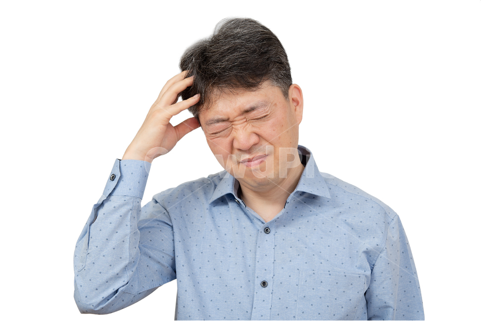 두통,감기,통증,남자,질병,남성,1인,상반신,흰색배경,누끼,하얀색배경,성인남자,아빠,한국인,일본인,중국인,아시아인,중년,40대,50대,하얀배경,중장년,건강,건강관리,의료,보건,알레르기,알러지,고민,편두통,아픈,표정,컨디션,인물,고통,아품,몸살,병,스트레스,지친,피로,피곤한,실패,부정적,컨디션나쁨,사람,인물,인간,human,person,얼굴표정,facial expression,face,남성,남자,man,male,감정표현,기분,feeling,emotion,의료,의학,병원,medical,hospital,clinic,누끼,remove background