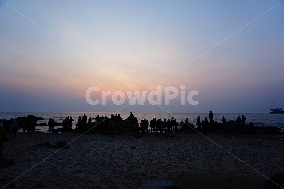 일출,바다,아침,새벽,사람들,해변,바다,beach,sea,사람들,대중,군중,other people,crowd,인물실루엣,사람실루엣,character silhouette,human silhouette,nature,자연,outdoors,옥외,person,사람,human,인간,red sky,붉은 하늘,dusk,황혼,sunset,일몰,dawn,sky,하늘