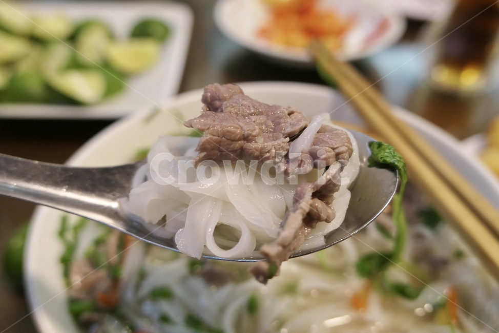 쌀국수,베트남음식,bowl,사발,meal,식사,dish,요리,food,식품,cutlery,spoon,숟가락,국물,투