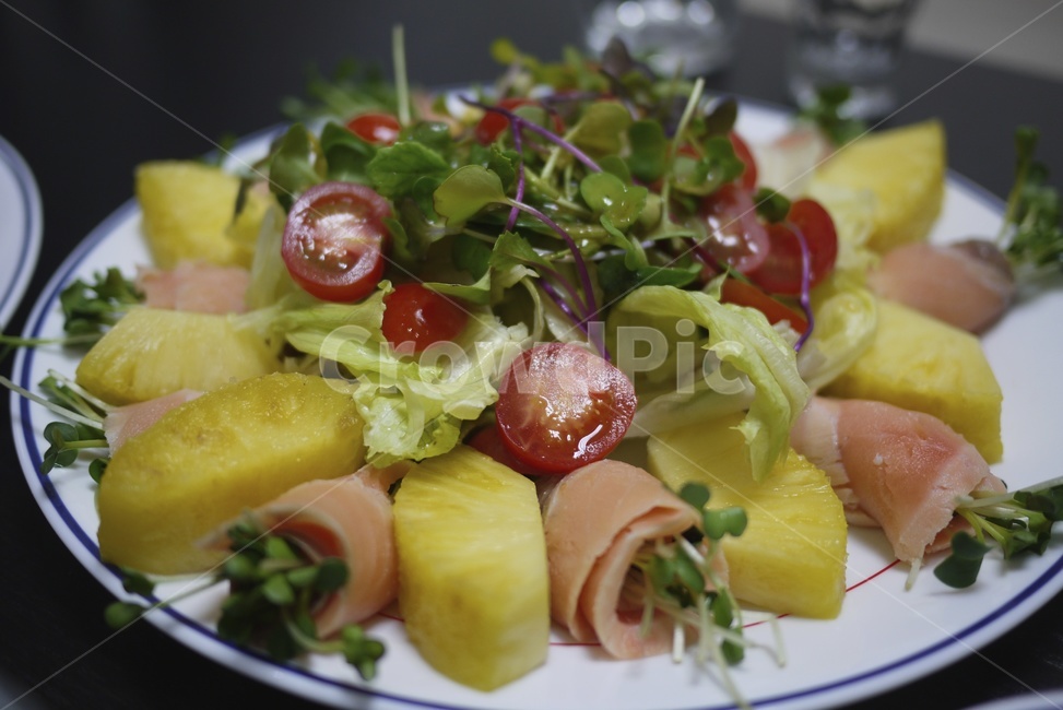 연어샐러드,푸드,요리,플레이팅,샐러드,파인애플,연어,음식,식재료,요리,food,cook,meal,dishes,food reserves