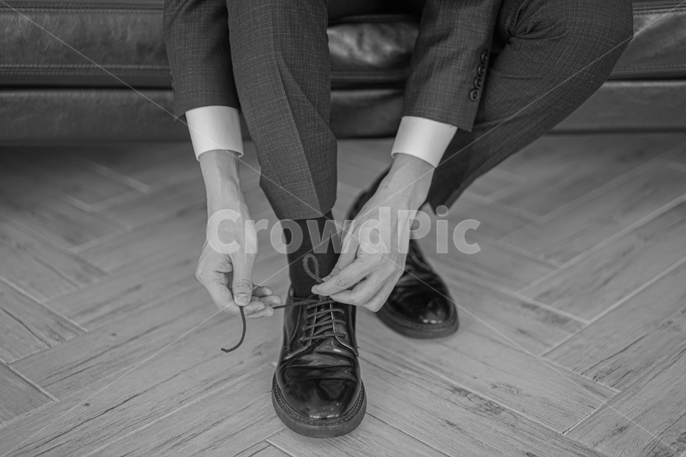매듭,신발끈,정장구두,남성,남성화,신발,구두,하반신,발,패션,흑백,사람,인물,인간,human,person,남성,남자,man,male,패션스타일,의상,fashion,style