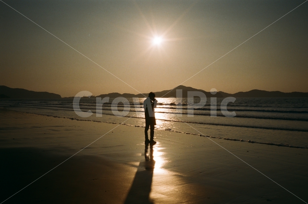 바닷가,바다,서해,석양,홀로,쓸쓸함,그림자,실루엣,해변,해수욕장,노을,자연,풍경,nature,landscape,해변,바다,beach,sea,인물실루엣,사람실루엣,character silhouette,human silhouette,light,빛,flare,플레어,person,사람,human,인간,sunlight,햇빛