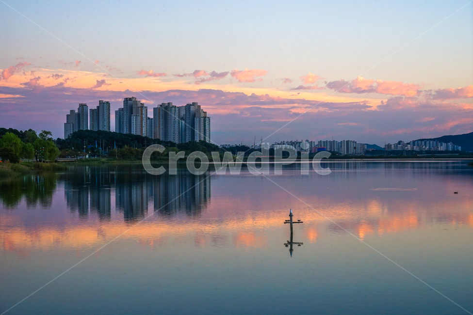 호수,반영,투영,아파트,건물,분숫대,구름,하늘,도시,풍경,city,landscape,한국도시풍경,한국도시경관,korea cityscape,nature,자연,outdoors,옥외,water,물