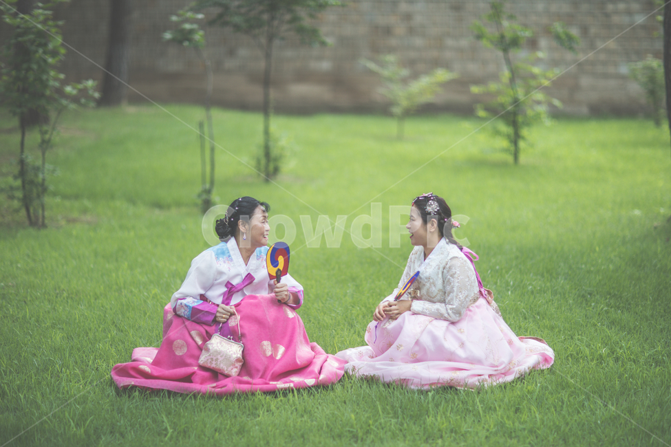 사람,여자,모녀,어머니,딸,한복,부채,잔디,풍경,미소,human,woman,mother,daughter,hanbok,fan,grass,landscape,smile,한국전통,한국문화,korean traditional,korean culture,한복,한국전통의상,hanbok,korean traditional clothes,사람,인물,인간,human,person,여성,여자,woman,female,lady,가족,패밀리,family