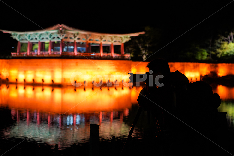 night view,outing,shooting,building,parks,hanok,photographer,cultural property,lakes,camera,human,architecture,Anapji Pond,night,photo,Korean culture,portrait,Gyeongju,person,Donggung Palace and Wolji Pond,silhouette,temple,travel