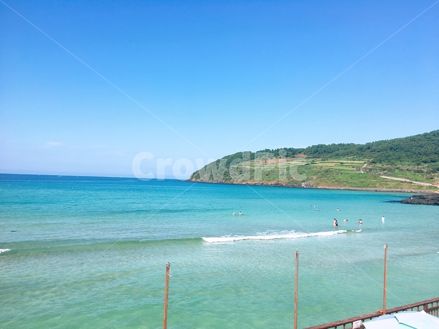 바다,푸른바다,깨끗함,시원함,하늘색,자연,풍경,nature,landscape,land,땅,outdoors,옥외,ocean,대양,sea,water,물,shoreline,해안선,transportation,교통,vehicle,차량,watercraft,선박